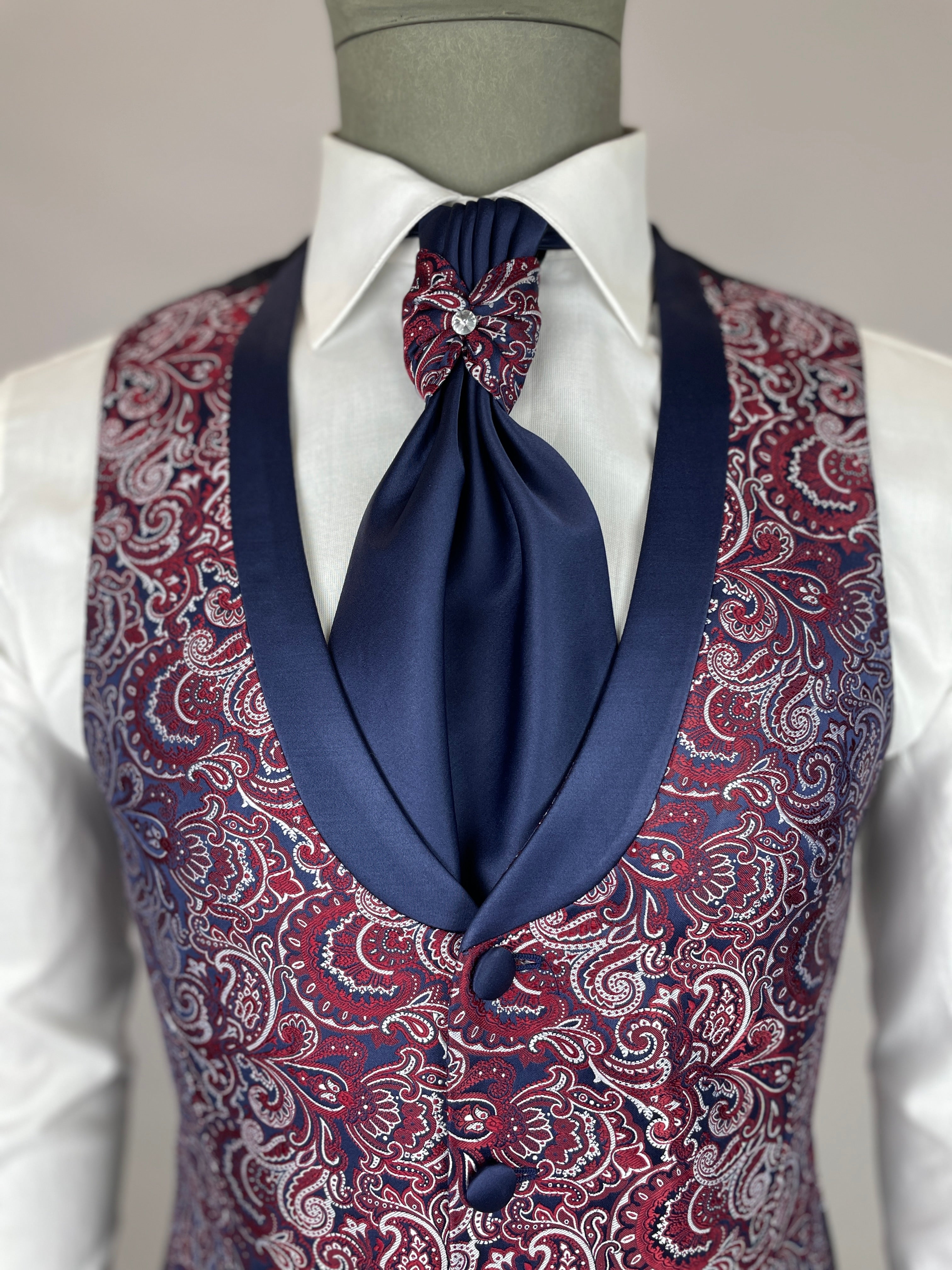 cravattone da sposo con punto luce swarovski dettaglio