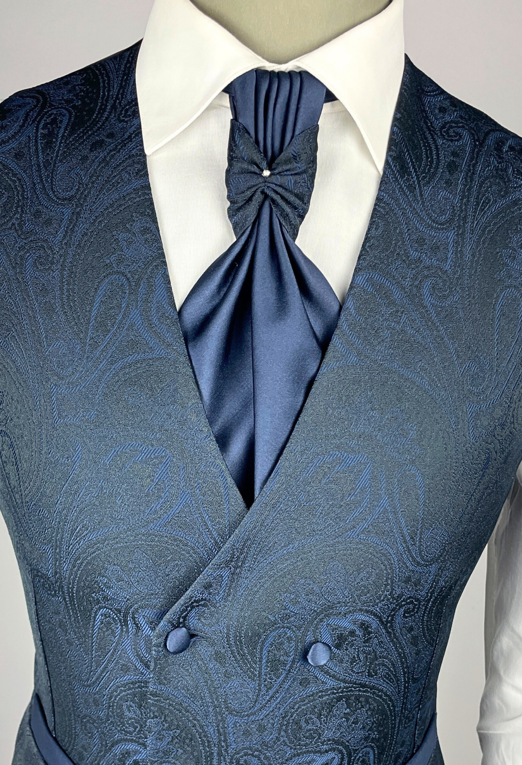 dettaglio cravatta cerimonia blu