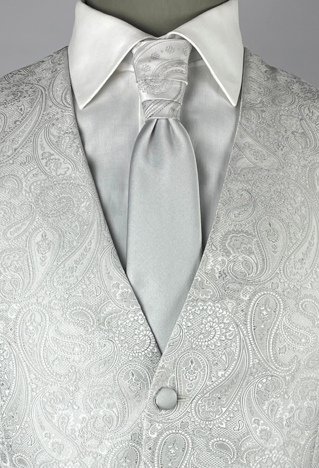 Dettaglio cravatta tessuto jacquard grigio perla tre pieghe