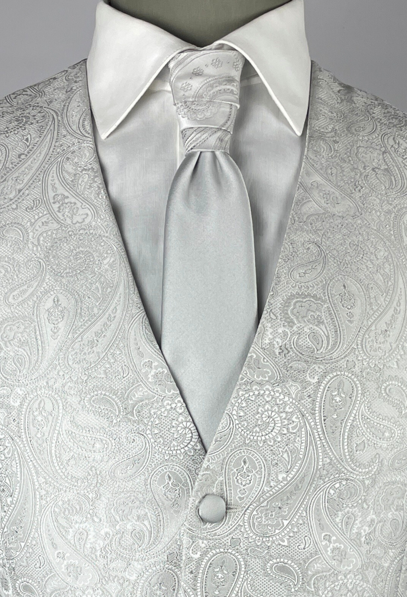 Dettaglio cravatta tessuto jacquard grigio perla tre pieghe
