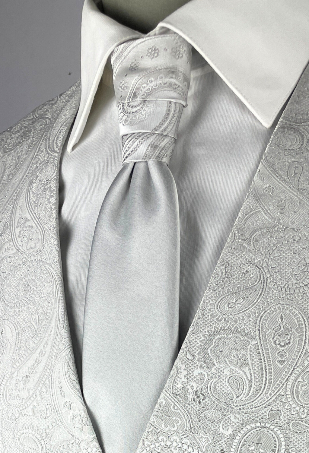 Dettaglio nodo cravatta jacquard grigio perla gilet Apollo