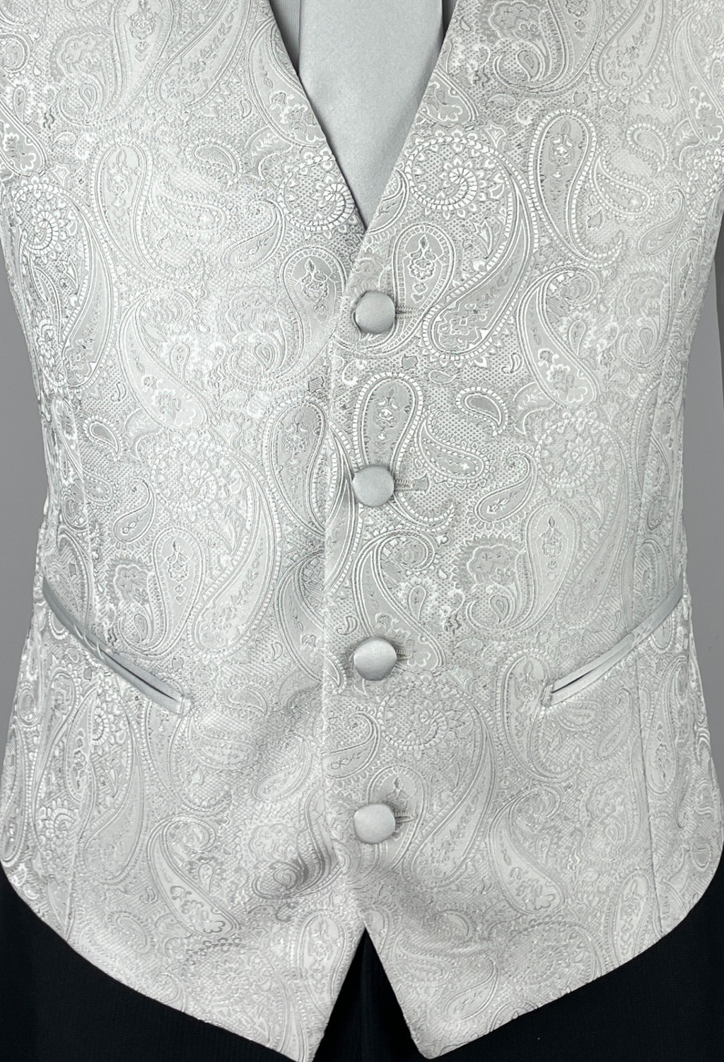 Dettaglio quattro bottoni  tessuto jacquard grigio perla gilet Apollo