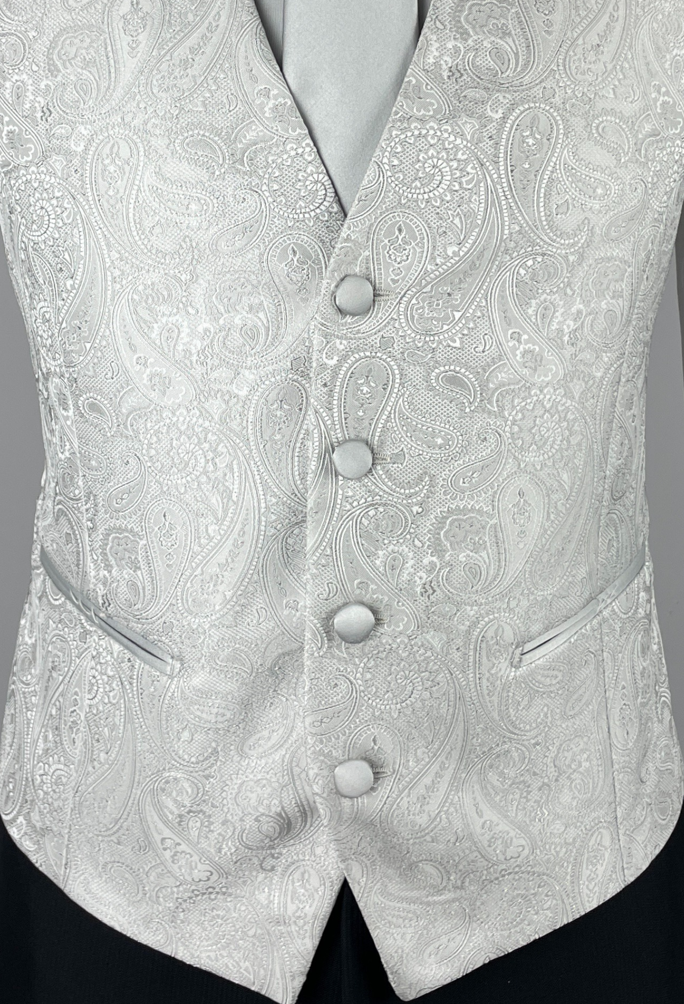 Dettaglio quattro bottoni  tessuto jacquard grigio perla gilet Apollo