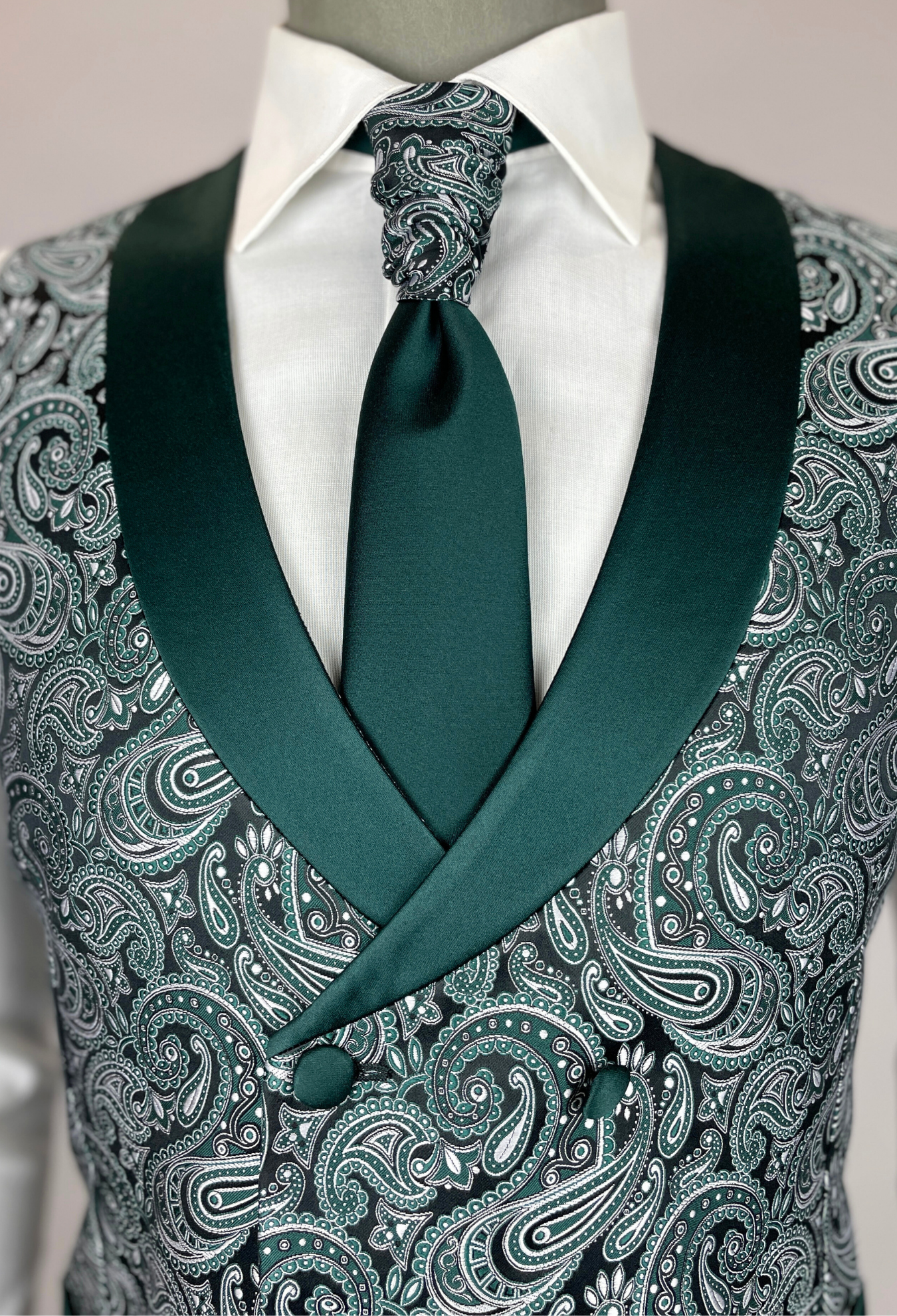 gilet da sposo tessuto damascato verde con cravatta cerimonia